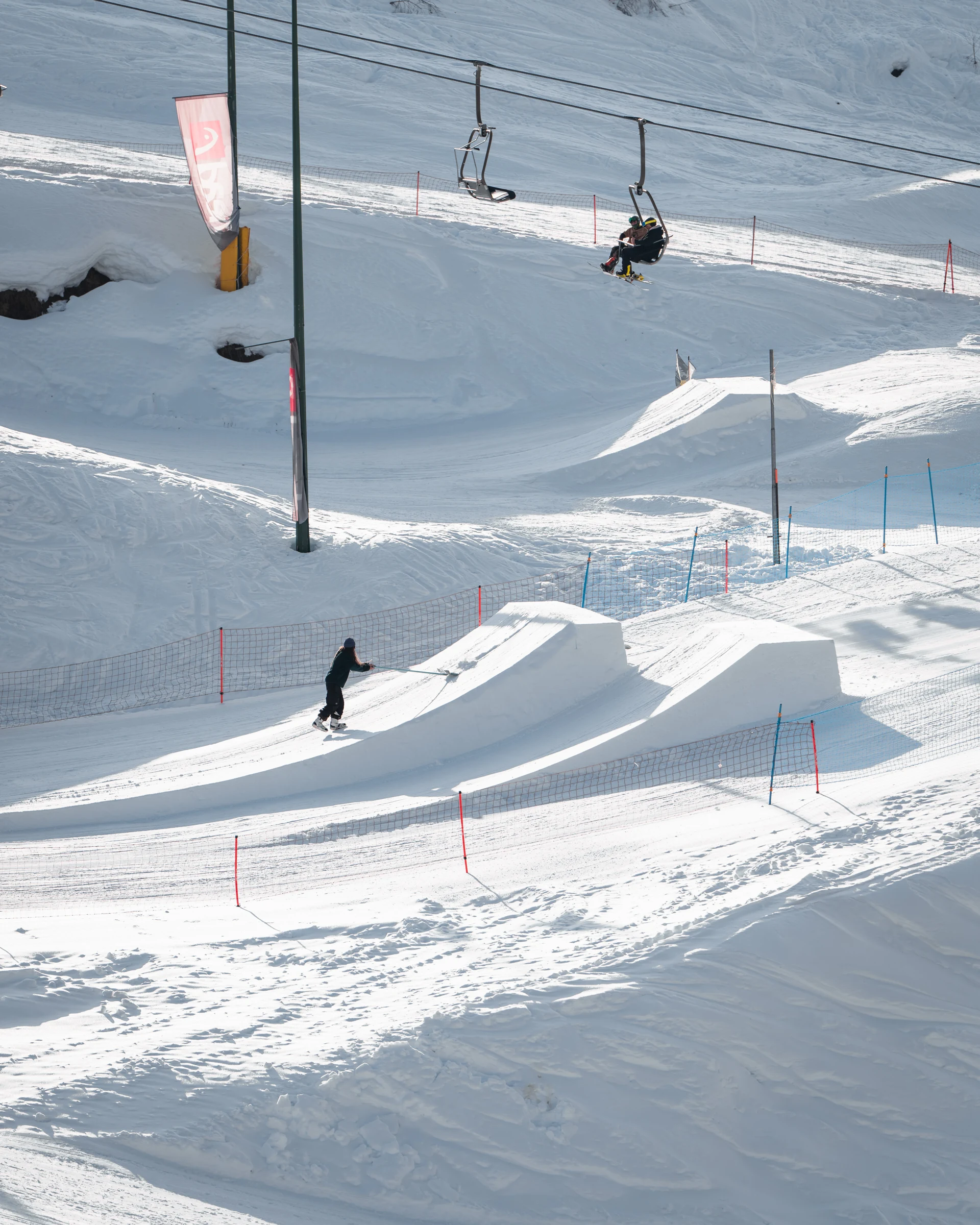 Le rampe dello snowpark e la seggiovia sullo sfondo