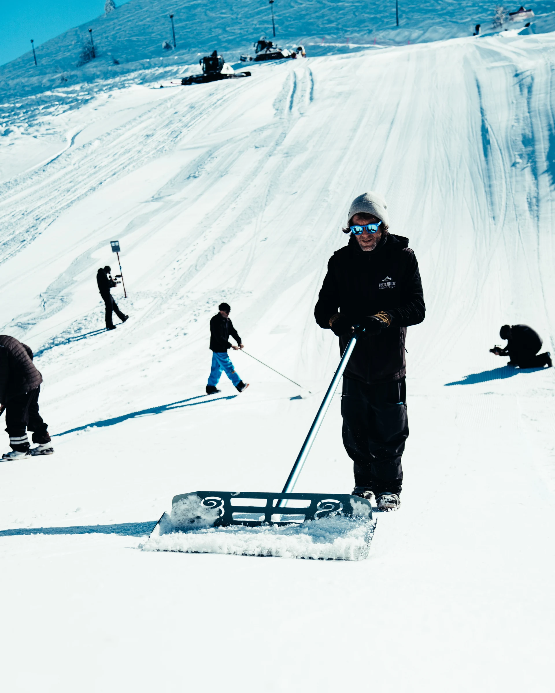 Uno shaper con il rastrello nel Prato Nevoso Snowpark