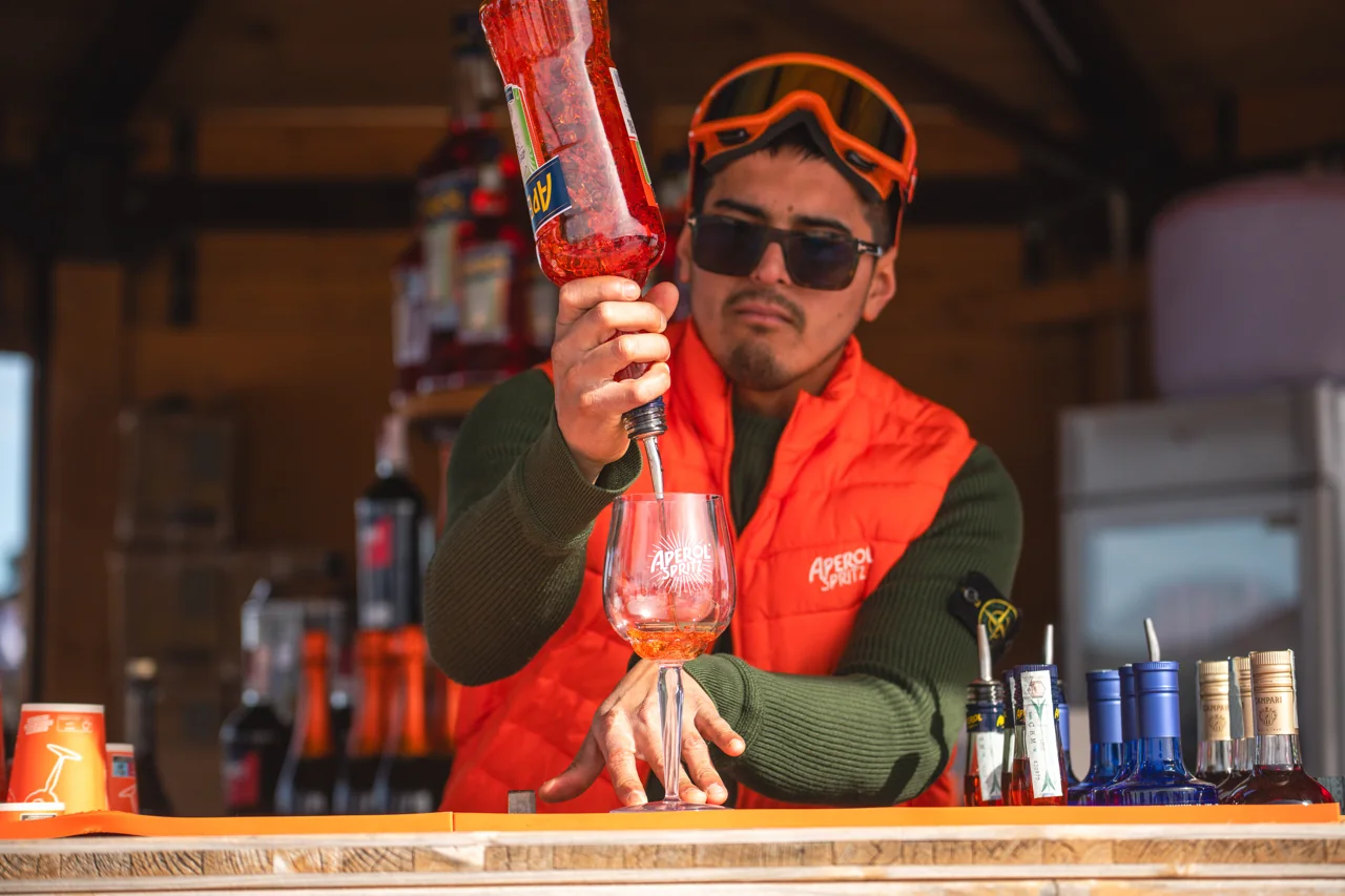 Il personale prepara un aperitivo al banco dello Chalet Il Rosso