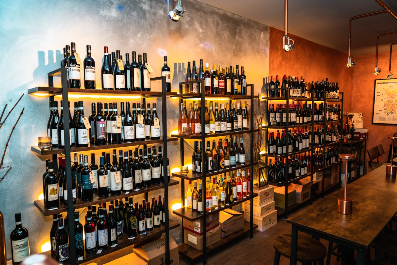 La sala dell’Eno Club con le pareti di bottiglie e il banco