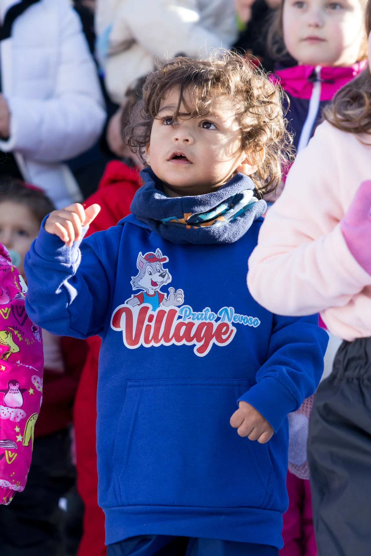 Un bambino partecipa all’animazione insieme agli altri bambini al Prato Nevoso Village