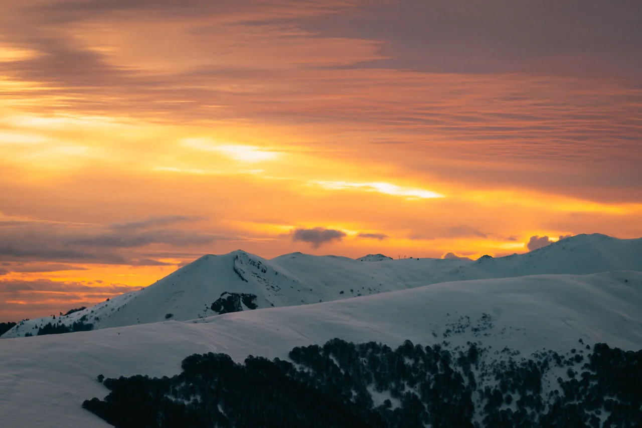 Il tramonto sulle montagne innevate di Prato Nevoso