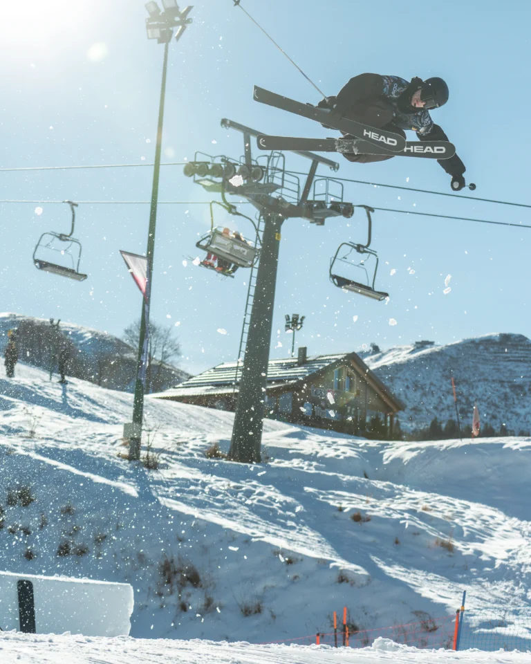 Un atleta di freeski in salto alla Coppa Europa 2025 a Prato Nevoso
