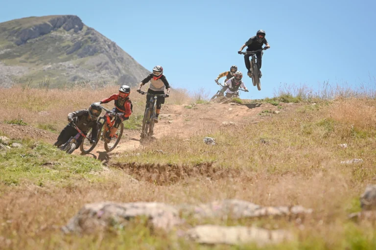 Rider sui salti del Bikepark, fotografia d’archivio