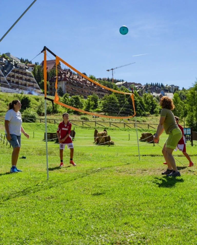 Bambini giocano a pallavolo su un prato a Prato Nevoso