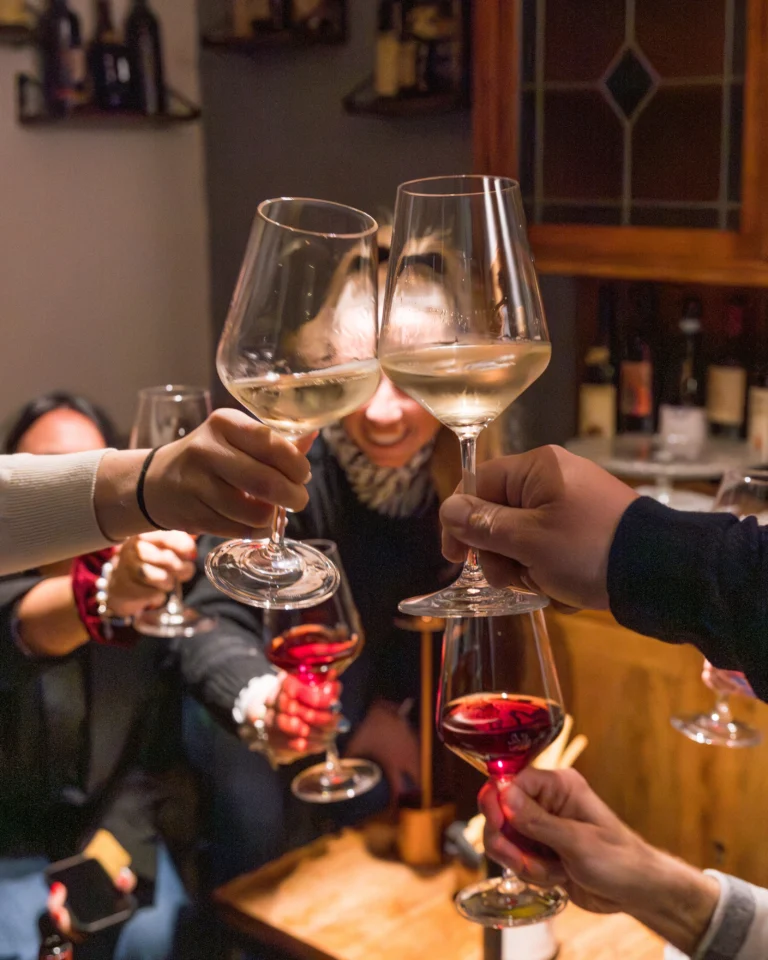 Brindisi con calici di vino bianco e rosso tra gli ospiti dell’Eno Club.