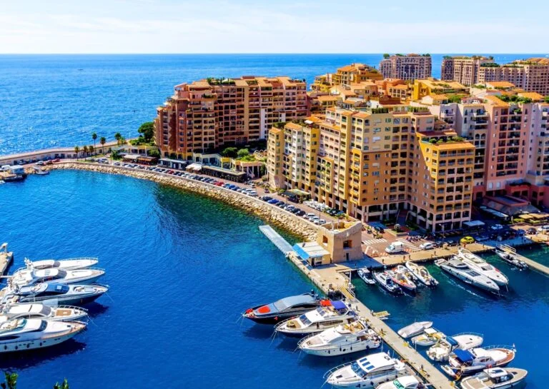 Un porto turistico del Principato di Monaco, con barche ormeggiate e palazzi sul mare