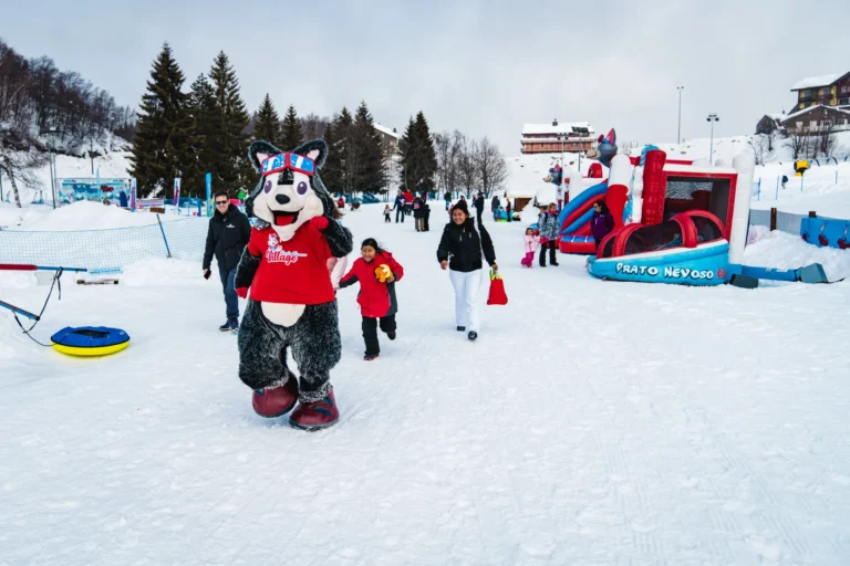 Asso insieme a bambini e accompagnatori tra i giochi del Village in inverno