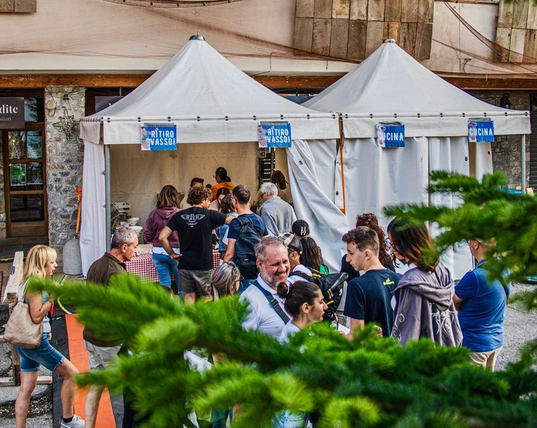 Persone agli stand della sagra nel borgo di Prato Nevoso