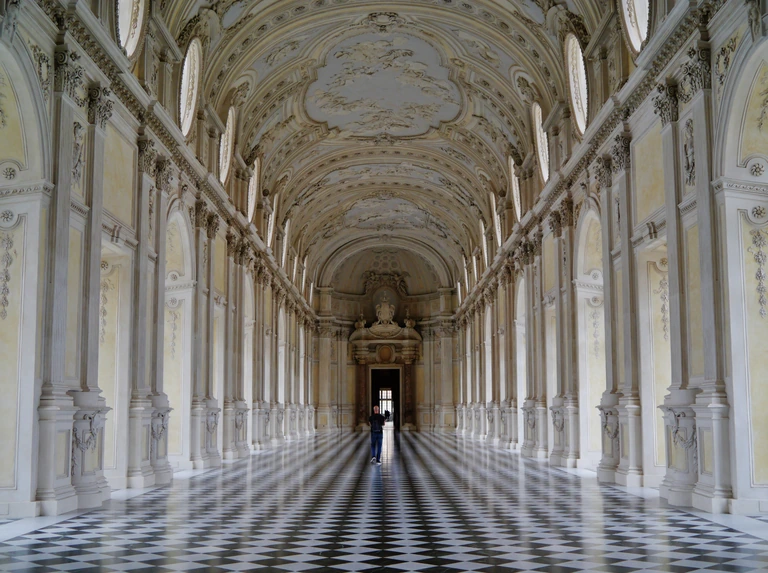 La lunga galleria monumentale della Reggia di Venaria Reale, con il pavimento a scacchi e le finestre ad arco
