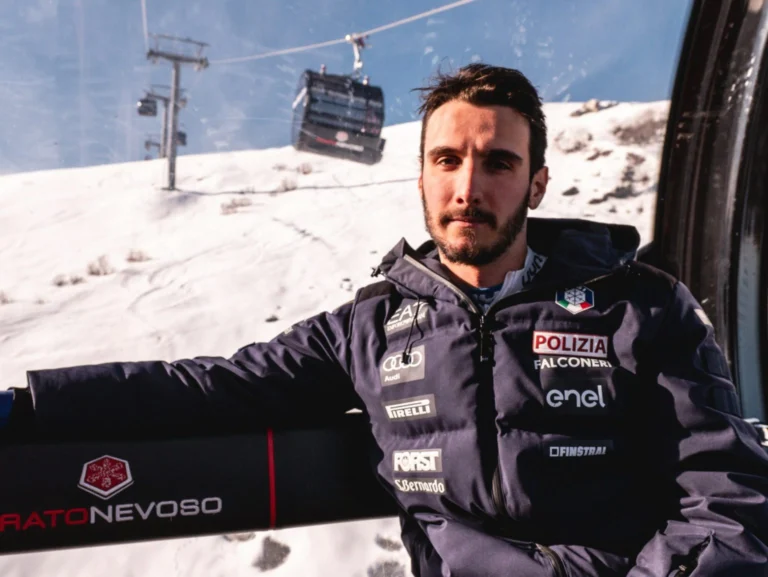 Marco Abbruzzese in telecabina a Prato Nevoso, con la divisa della Nazionale
