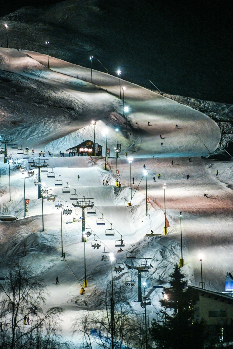 Seggiovia e piste illuminate nella notte
