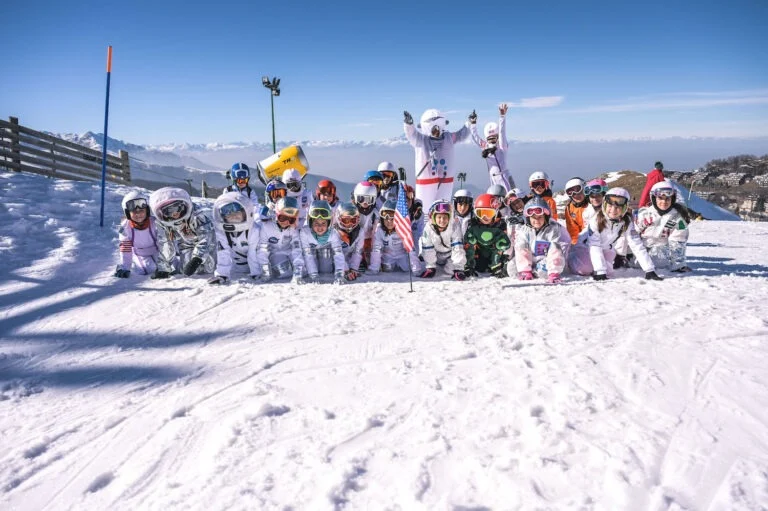 Un gruppo di bambini vestiti da astronauti posa sulla neve