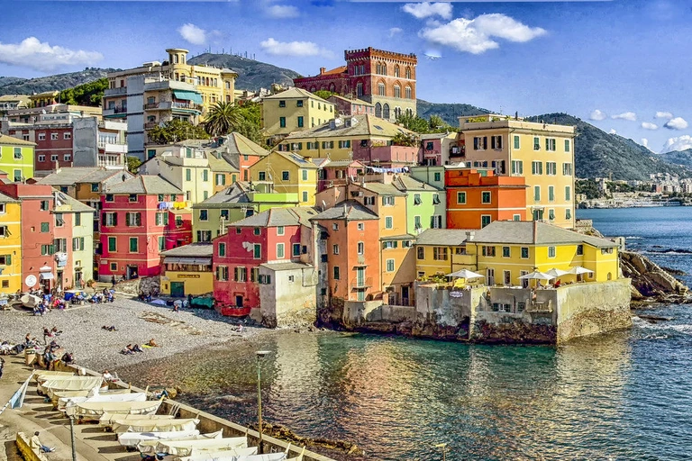 Case colorate affacciate su una piccola spiaggia del litorale di Genova
