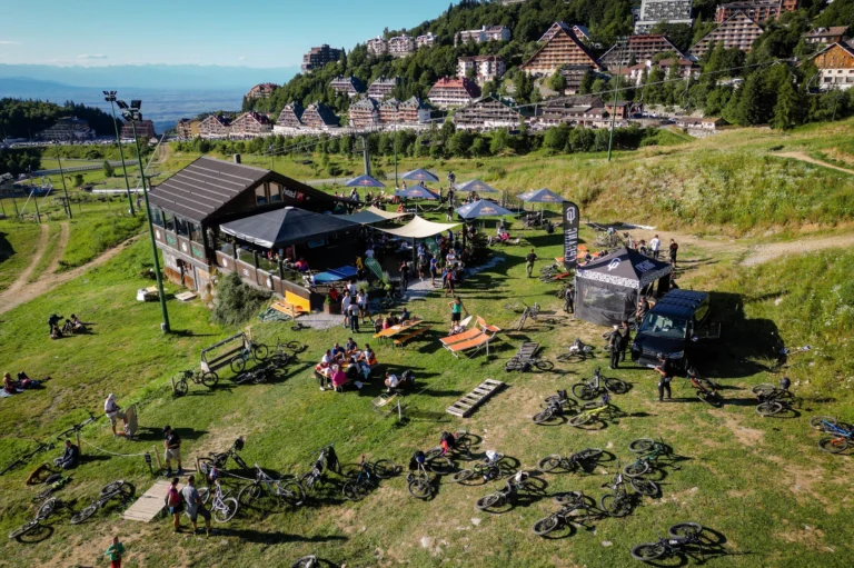 L’area del Bikepark con strutture, biciclette e rider, fotografia d’archivio