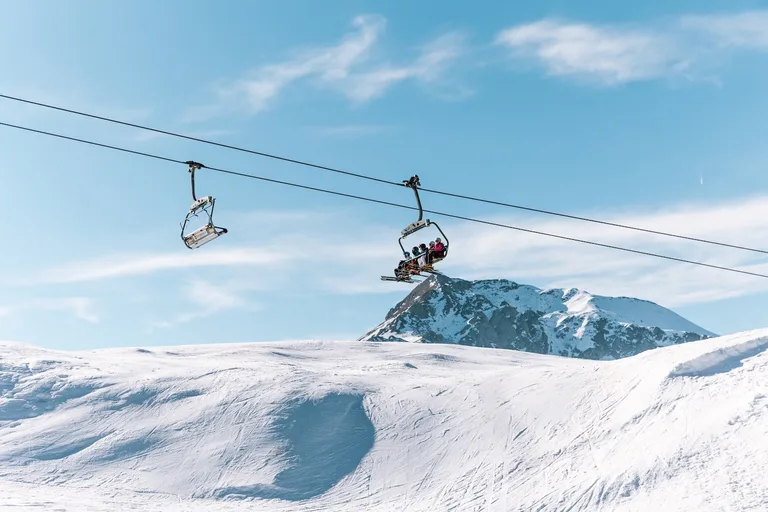 Seggiovia e piste innevate a Prato Nevoso