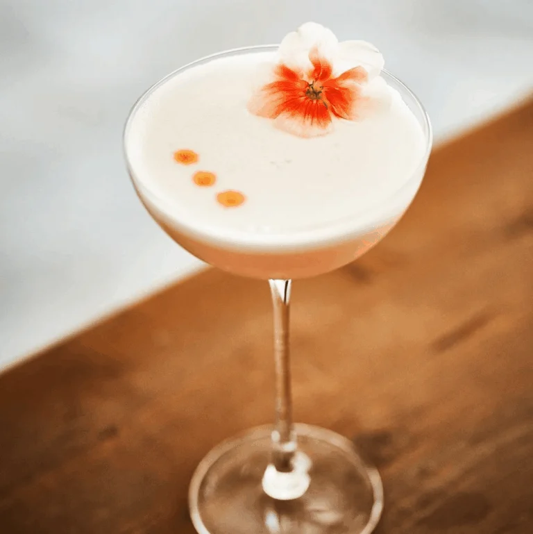 Un cocktail con una decorazione floreale, fotografato al Chez Dam Bistrot