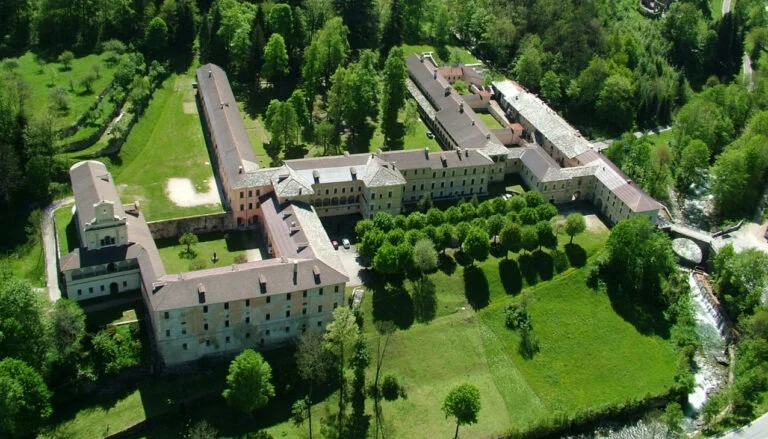 Il complesso della Certosa di Pesio visto dall’alto, tra prati e boschi