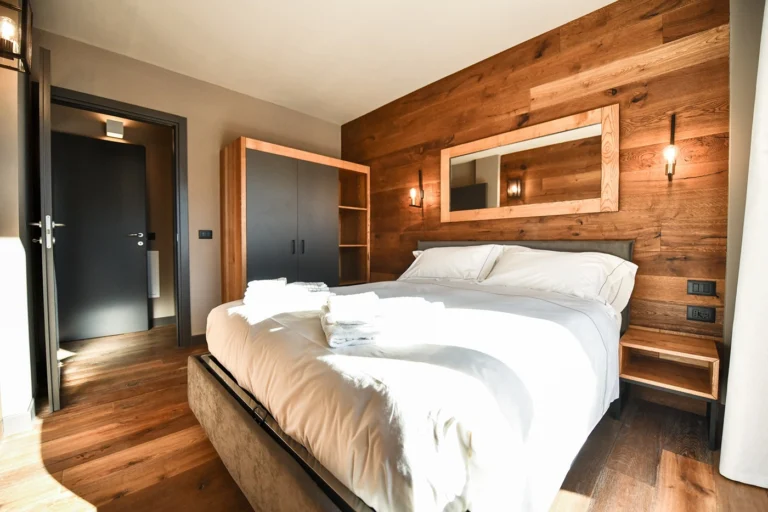 Una camera di Chalet Everest, con letto e pareti in legno