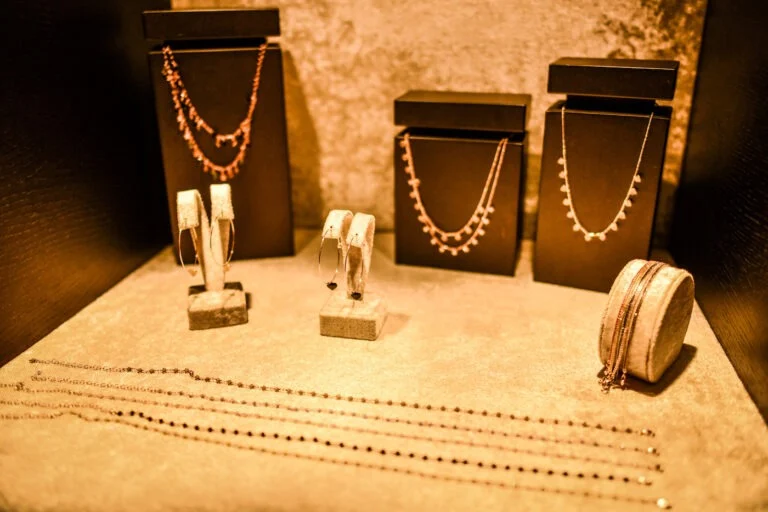 Collane e bracciali esposti in una vetrina del borgo