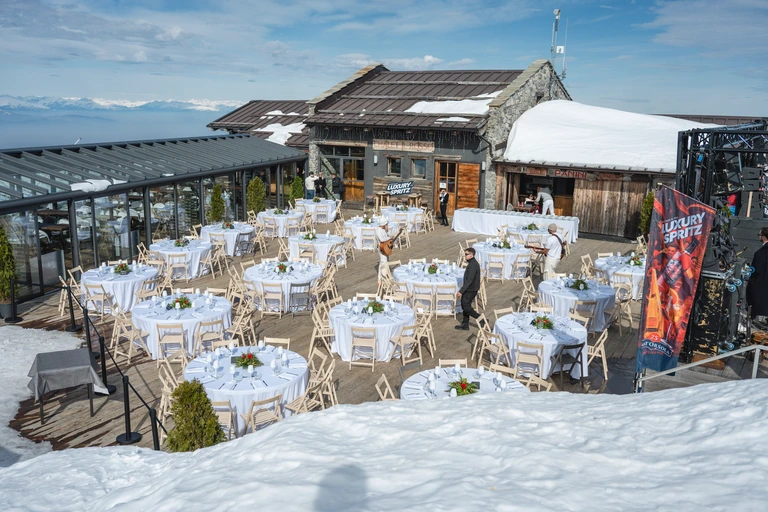 Lo Chalet Il Rosso e i tavoli apparecchiati sulla terrazza innevata