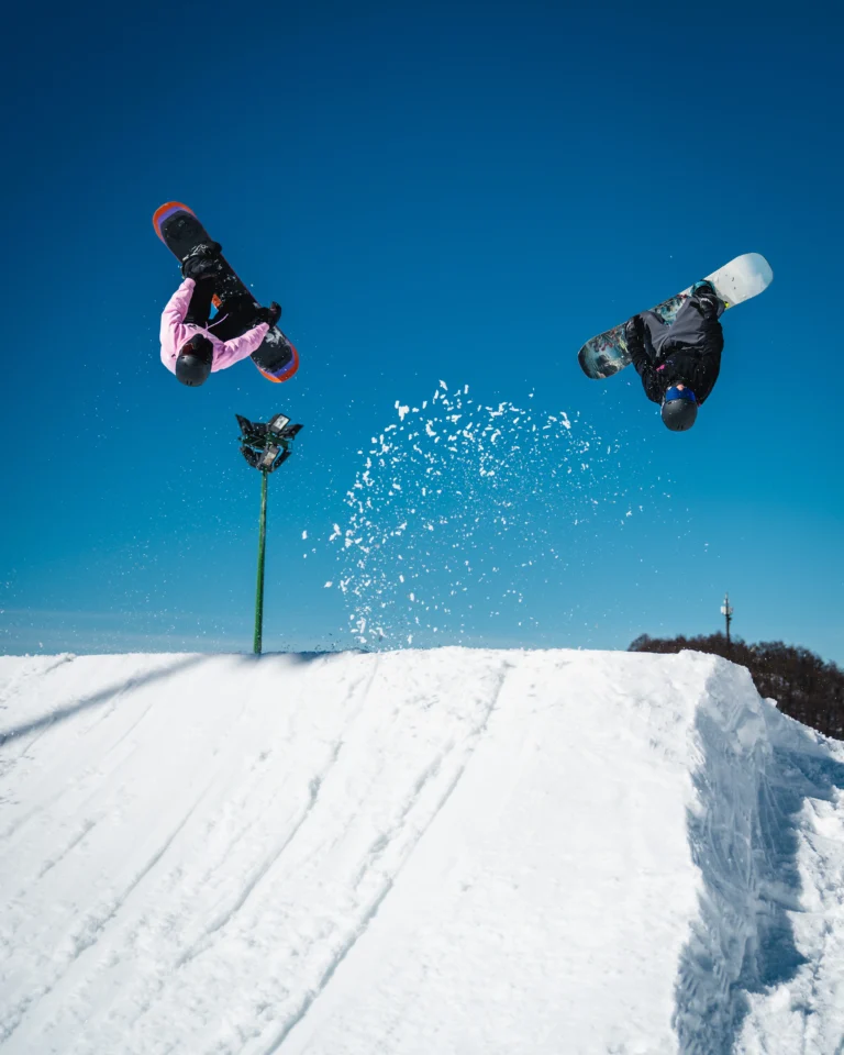 Atleta in azione sulle strutture dello Snowpark.