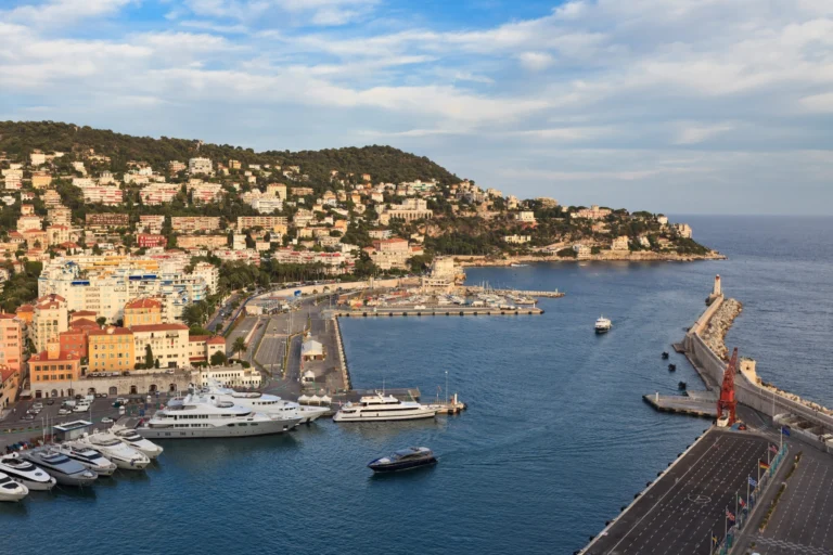 Veduta di Nizza e del suo porto sul Mediterraneo