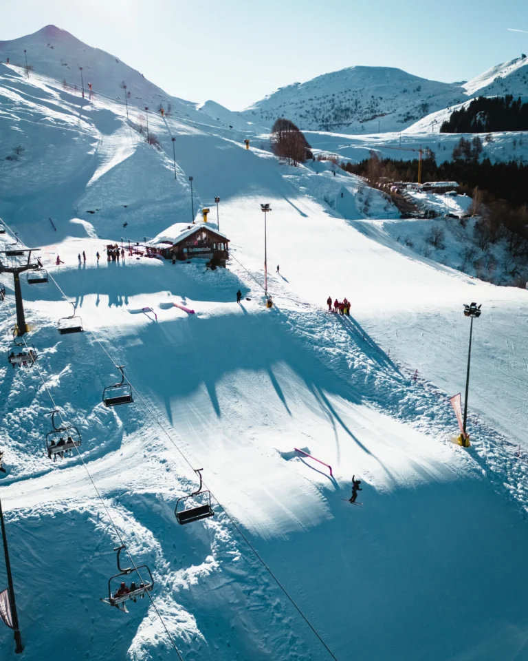 Vista aerea del percorso snowpark tra rampe e impianto.