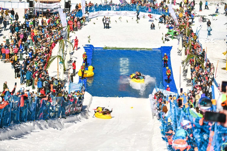 Lo Spring Splash 2024: piscina blu, neve e pubblico lungo la discesa