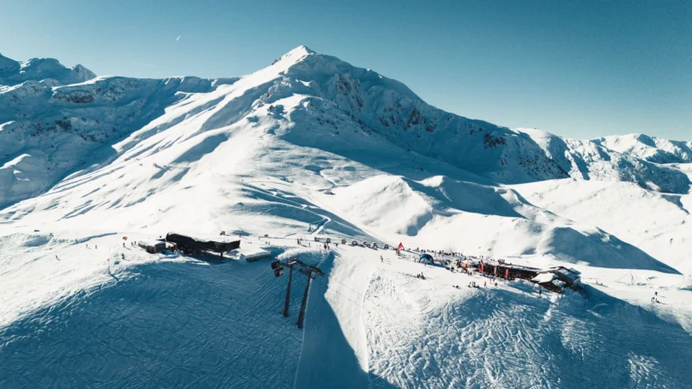 Il Mondolè innevato sopra lo Chalet Il Rosso e l’arrivo della telecabina La Rossa, visti dal drone.