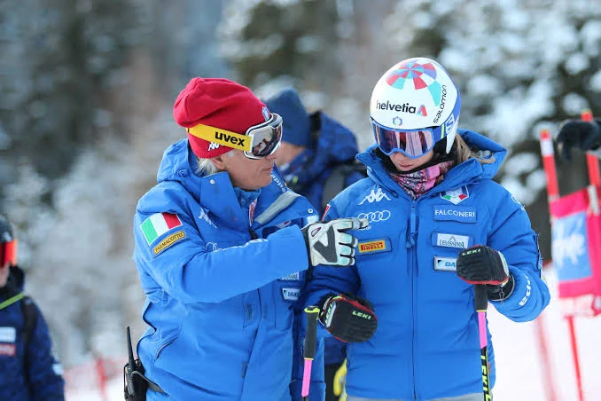 Gianluca Rulfi parla con un’atleta della Nazionale femminile di sci alpino