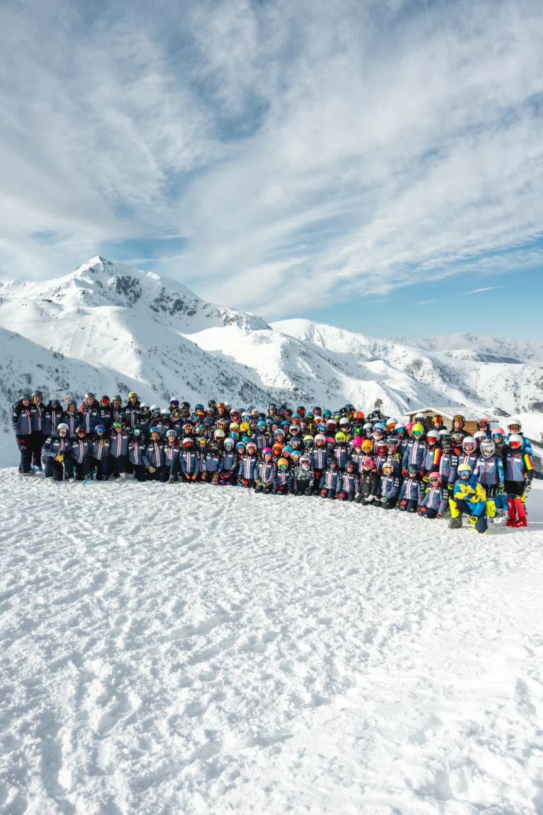 Atleti dello Sci Club Mondolé Ski Team sulla neve.