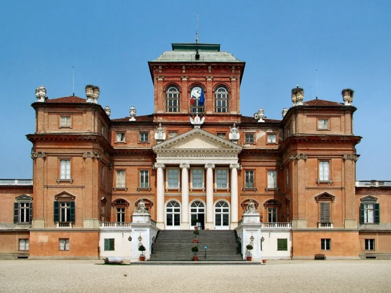La facciata del Castello Reale di Racconigi, con la scalinata d’ingresso