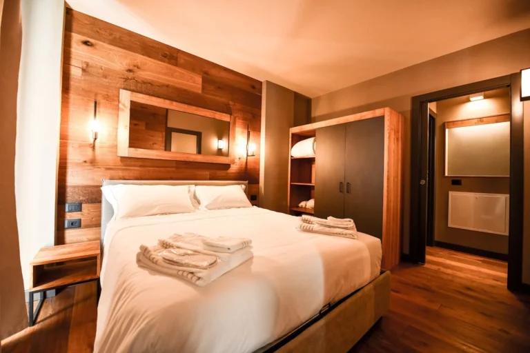 Una camera di Chalet Everest, con letto matrimoniale e pareti in legno