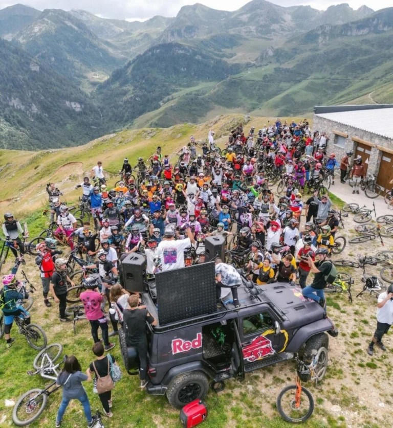 Gruppo di rider riuniti in quota con le biciclette