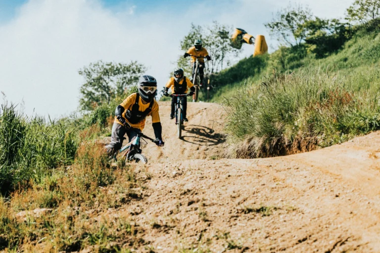 Rider sui sentieri sterrati del Bikepark