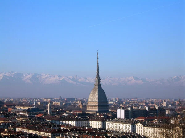 Torino dall’alto, con la Mole Antonelliana e le Alpi innevate sullo sfondo