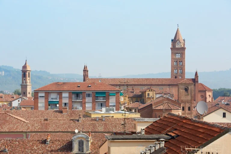 I tetti del centro di Alba con i campanili e le torri