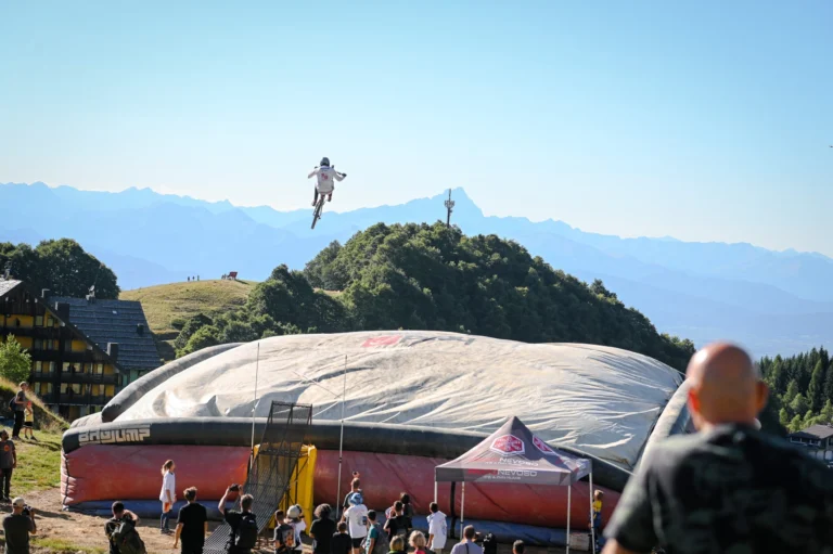 Un rider in salto sopra l’area freestyle, fotografia d’archivio