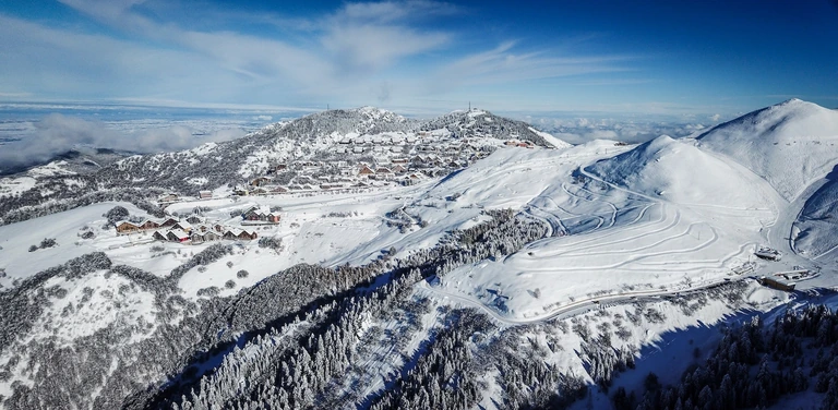 Il comprensorio innevato visto dall’alto, tra boschi, piste e crinali
