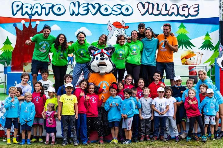 Asso, bambini e animatori insieme davanti al palco del Prato Nevoso Village