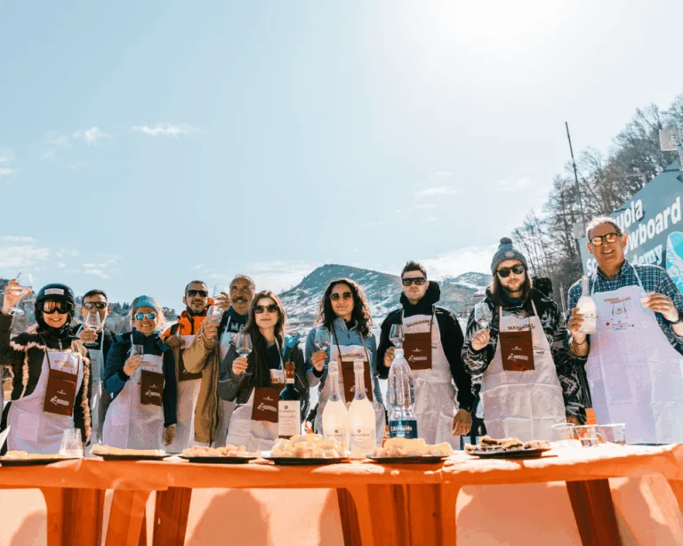 Partecipanti della Mangiaski raccolti intorno al tavolo delle degustazioni sulla neve