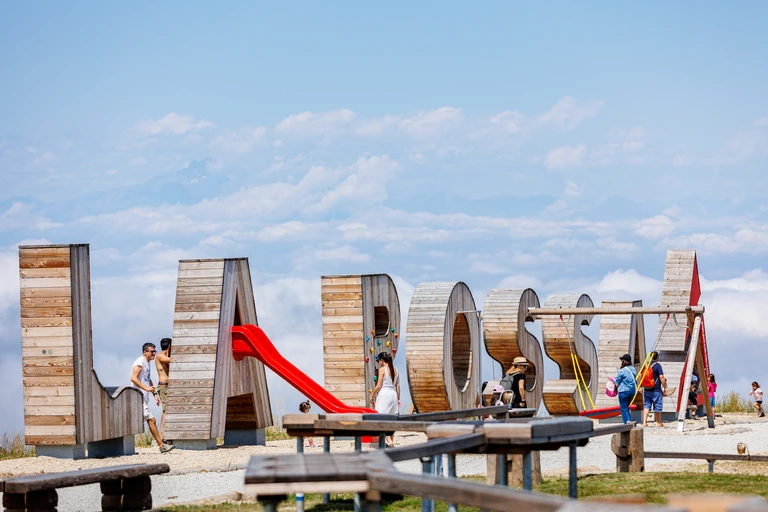 Visitatori accanto alle strutture di gioco La Rossa, con il panorama sullo sfondo