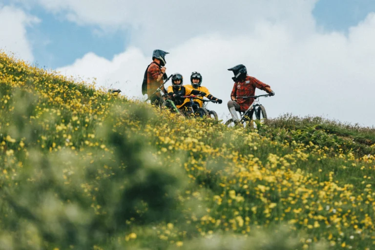 Maestri e giovani allievi della Mondolé MTB School si confrontano in sella, su un prato