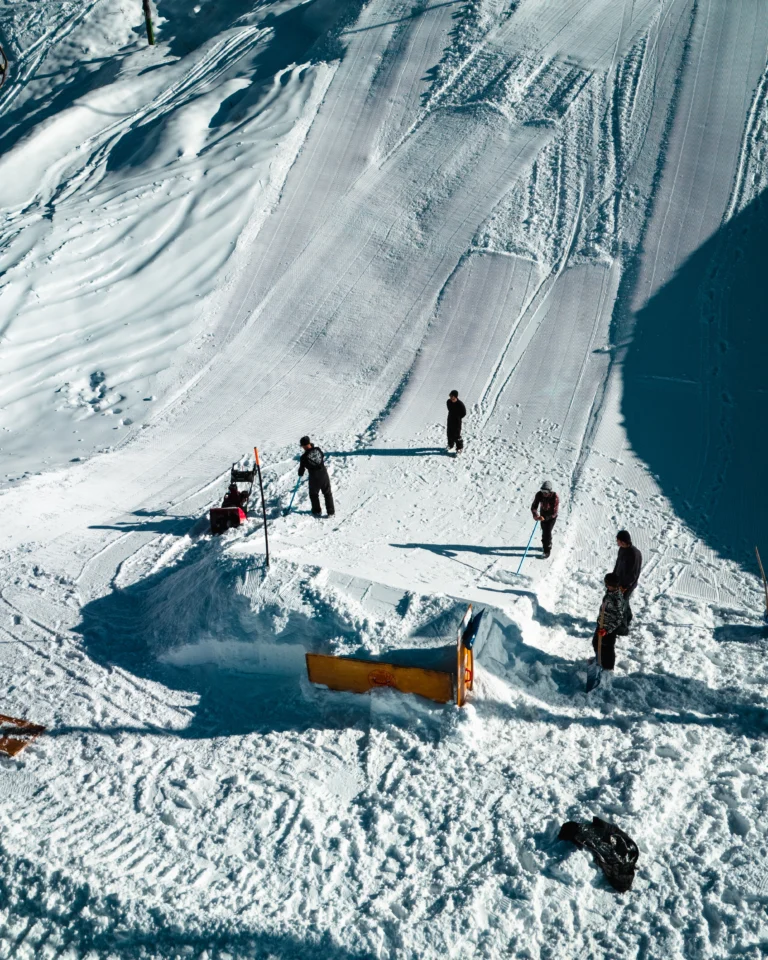 Shaper preparano a mano le strutture dello Snowpark con pale e attrezzi.