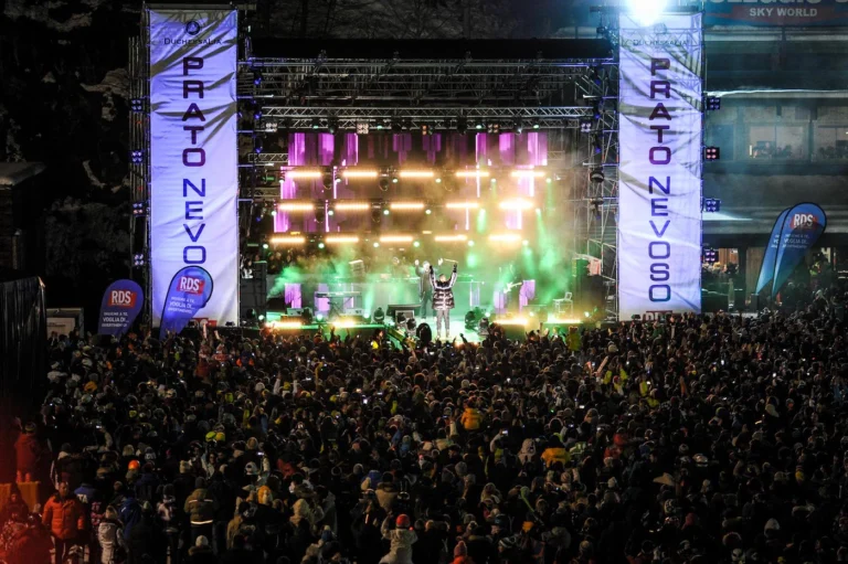 Palco illuminato e pubblico di Open Season, fotografia del 2018