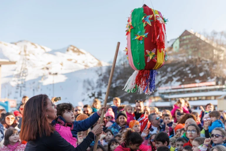 Una bambina gioca alla pentolaccia con un’animatrice, davanti al pubblico del Village in inverno