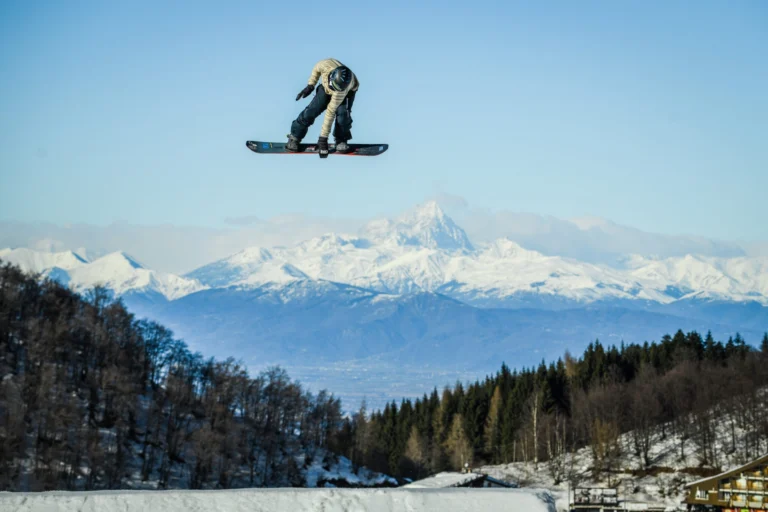 Snowboarder in salto sopra il panorama alpino di Prato Nevoso, fotografia di repertorio