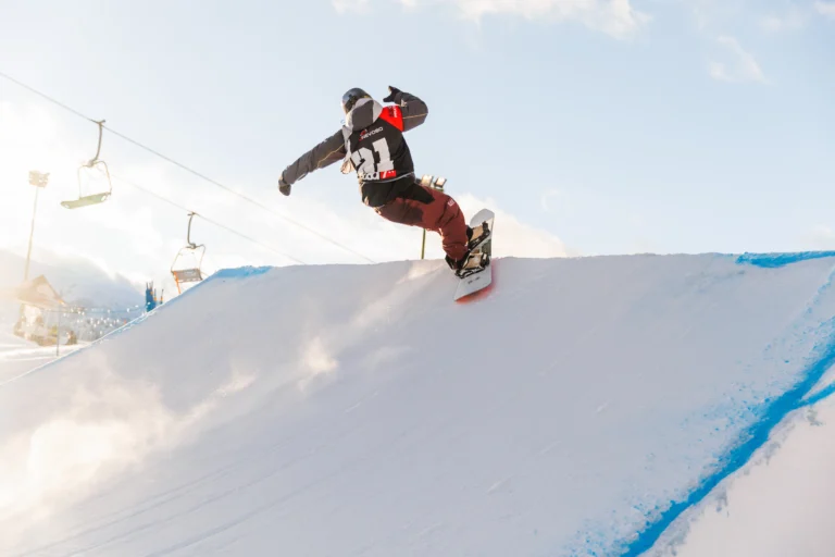 Snowboarder in salto sulla struttura innevata dello Snowpark di Prato Nevoso.