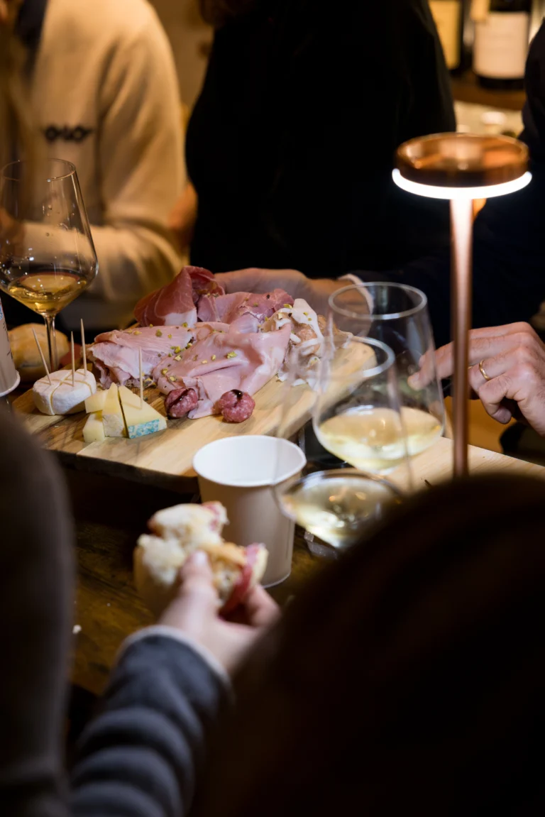 Calici di vino e tagliere di salumi e formaggi durante una degustazione all’Eno Club.